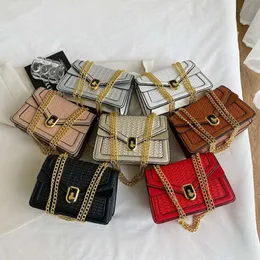 Ny kvinnors kedja axel präglade mönster mode damer koreanska kors kroppspåsar liten fyrkantig handväska