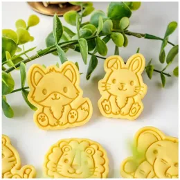 Moulds Cartoon Animal Biscuit Mould Cookie Cutter Bear Cat Rabbit Cookie Mold Fondant Cake Stamp Cookie Cutter Pastry Baking Tools