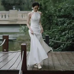 럭셔리 단순한 흰색 새틴 작은 꼬리 신부 웨딩 드레스 섹시한 홀터 백리스 볼 가운 여자를위한 무도회 드레스 240424
