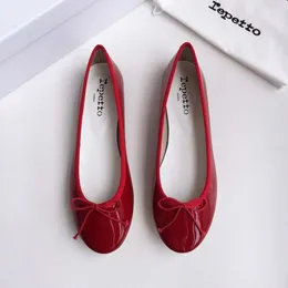 Designer Sandaler Kvinnor Slide klackar Skor Batch Repetto Ballet Shoes Womens Round Head Flat Bottom Läder Little Red French Lacquer Bow DV47