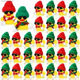 Sandspiel Wasserspaß 24 Weihnachtssätze Mini Gummi Enten in Schüttung mit Sonnenbrille Schals Hüte und Kleberpunkte Duckling Bad Toys Weihnachtsdekorationen Q240426