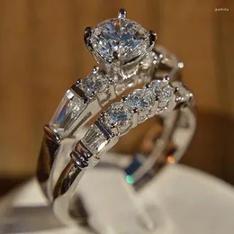 Com o anel de casamento de pedras laterais Momento especial para seu presente simples de alta qualidade de prata de cristal de prata Anel feminino gota
