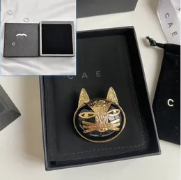 Boutique 18k Gold-Plated Brooch Brand Designer New Cat Head Shaped Fashionable Charming Girl Brooch High-Quality Boutique Gift Clothing Brooch Box