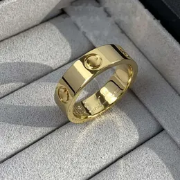 Anéis de grife de designer 5.5mm Banda Top Love Ring 18K Us Size nunca desaparecerá anel de casamento Rings Official Rings Girls Premium Like Gift