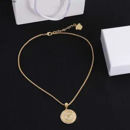 Haben Sie Briefmarken goldene Anhänger Halsketten für Männer und Frauen dieselbe Luxusdesigner -Halskette Pullover -Kette Ehepaar Geschenkschmuck Schmuck