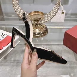 24 نمط نيويورك ~ RV Metal Buckle Thin High Heels ، إصبع قدم مربع لبراءات الاختراع الصيفي للسيدات مع حزام خلفي ، وصنادل ملفوفة ، وكعوب الموز