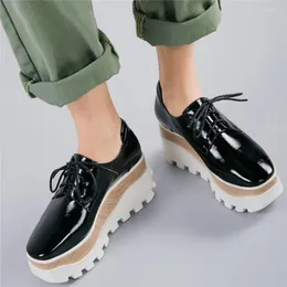 Fitnessschuhe 2024 Creepers Frauen Schnüren echte Lederkeile High Heel Vulkanisierte weibliche Quadratzehen Mode -Sneaker lässig