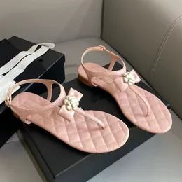 Sapatos de sandálias de grife quente para mulheres brancas e pretas novas diamantes de flores de flores de luxo clipe de dedo de pé