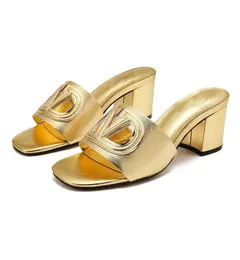 أحدث أحذية الصيف في إيطاليا ، أحذية صندل نساء شريحة البغال الجلدية سيدة الشاطئ الشاطئ النعال في الهواء الطلق يتخبط