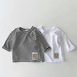 9297韓国語の赤ちゃんTシャツシンプルな笑顔カジュアルTシャツ秋の冬の男の子ボトムシャツ0-3年女の子Tシャツ240424