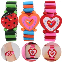 Relógios de pulso 3pcs por conjunto de estilo aleatório de estilo de madeira simulação stratewatch bracelete infantil assistir para srudents crianças escolha de presente