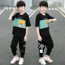 Наборы одежды Summer Boy Set 2pcs 2024 Модные письма напечатаны с коротким рукавом O-образным вырезом 4-14t Одежда мальчиков Белый черный