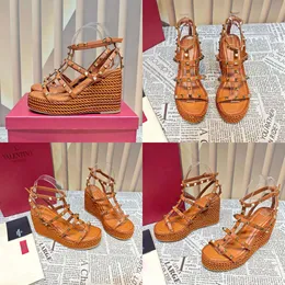 Stud ny Srivet Platform Wedge Sandaler Kvinnor Designers Läder Chunky Gladiator Heeled Sandal Evening Party Shoes Factory Factwear 9.5C.M Original kvalitet