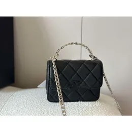 Lyxig elegant emaljhandtag liten väska modedesigner stil allt-i-ett mynt handväska enkel axel crossbody rött kuvert ihålig ut