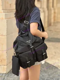 Tägliches Outfit -Rucksackstil Neue Männer Frauen Mode lässig wasserdichte Rucksack Design Luxus Nylon Rucksack Schultasche Top Spiegel Qualität Beutel Brieftasche Außenbeutel