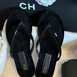 Lüks Tasarımcı Düz ​​Terlik Kadınlar 2024 Yaz Kadife Kristal Metalik Marka Ayakkabı Kadınlar için Sandalet Sistem Olmayan Seksi Plaj Flip-Flops Chan Slaytlar Tories Thong