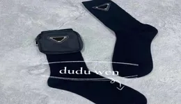 Партийный подарок женские хлопковые носки с гибкой сумкой черно -белый буква треугольник