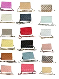 Die elegante und klassische WOC -Frauenketten -Brieftasche wird aus der besten obersten Schicht Kowide hergestellt und kann als Crossbody -Tasche und Umhängetasche Geschenkbeutel Dust Bag getragen werden