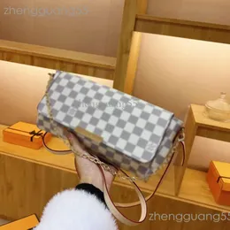 2024 LVSE LOUISEVIUTIONBAN DESIGNER BAGS Louies Vuttion 엠보싱 여성 가방 New Broadband Crossbody Bag 고급 소프트 가죽 Dookse 8570