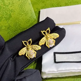 Klasyczne kolczyki Letter Stufs mają znaczki retro złota kolczyki ze stali nierdzewnej małe pszczoły Pearl Designer na przyjęcie weselne