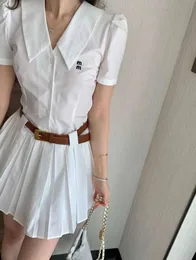 لباس مصمم نسائي قمصان فاخرة غير رسمية Whitedress الكلاسيكية الموضة مطرزة على الرقبة مع فساتين مطوية الحزام 2