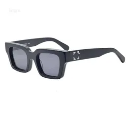 Hot 008 남성 여성용 남성 남성을위한 편광 디자이너 선글라스 Cool Hot Fashion Classic Classic Classic Plass Black White Frame Eyewear Man Sun Glasses UV400과 483
