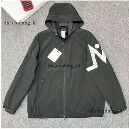 2024 Fashion Mens Designer Moncleir Jacket أعلى جودة عالية المصمم النحيف الرجال نساء Moncleir Windbreaker خارج الملابس الخارجية للسترات المعاطف مع المعاطف 18