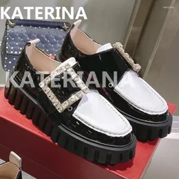 Sapatos de vestido de alta qualidade redondo os pães de couro genuínos Crystal Fuckle Hight Allight aumentou meninas de escritório casual, senhoras