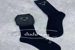 Partygeschenk Frauen Baumwollsocken mit flexibler Tasche Schwarz weißer Buchstaben Dreieck Briefe Sock Fashion Hosier Kollektion Item1091155