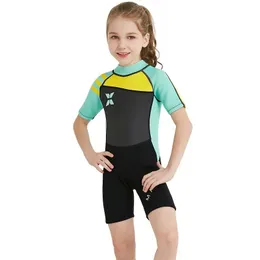 2024 Neues Kurzarm -Neoprenanzug Girls Schwimmen Fullsuit Baby Boys Rücken Reißverschluss Badeanzüge Nahe Körper Diving -Tauchanzug zum Surfen für Jungen