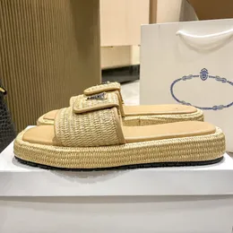 Märkesskor lyxig designer sandaler vår/sommar ultraljus tjock sule vävda tofflor retro mode metall triangel kvinnors casual strand tn designer skor p