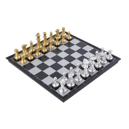 折りたたみ磁気チェスセットゴールドシルバートラベルチェスボードゲームセットポータブルチェスセットボードゲームアダルトパーティー240415