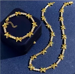 Lussuoso zircone intarsiato Diamanti Full Diamonds Collana femminile oro e argento Lettera interlacciata X Bracciale Hugs Kisses Designer Jewelry Set Anti Allergy progettata