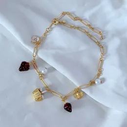 Mode landsbygdsstil söt färsk designer halsband Sailormoon tre kronblad söta blommor härliga jordgubbar bi korg pärla syster har design halsband smycken gåva