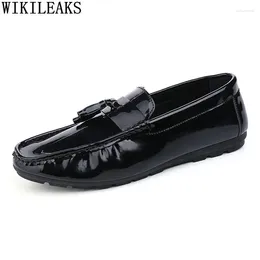 Casual Schuhe Italienische schwarze Herren Patent Leder -Ladung Mann Designer Slip auf Männer Quasten Chaussure Homme Luxe Marque