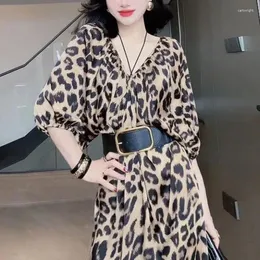 Partykleider lässige Halbärmel Leopard Sommer Mode sexy V-Ausschnitt Falten Frauenkleidung elegante A-Line-Flügel Pendeln Sie langes Kleid