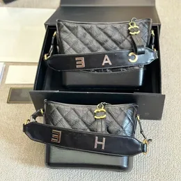 24SS Herr- och kvinnors universella lyxdesigner Cowhide Leather Tramp Bag Women's Handbag Axel Bag Crossbody Bag Un Sruo