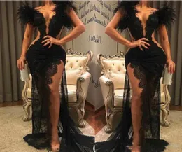 2020 Neue schwarze Spitzen -Abschlussballkleid geteilte formelle Party -Festzug tragen Schedflinge Feder Abendkleider sexy v Hals durch 14722131499