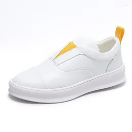 Lässige Schuhe Luxus Männer Frühling Herbst Atmungsaktives Leder Britisch-Slapfer weißer Slip Designer Flats Turns Turns Sneakers