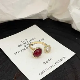Hohe Kostenringe Performance Juwely Showy Hand Love Ring für Frauen mit einzigartigem Design Sinn Finger mit gemeinsamem Vnain