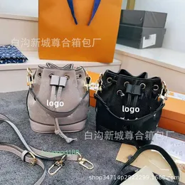 مصمم فاخر Miozij Bucket Bag 2024 New Mini Cute Bucket Bag شهير على الإنترنت نفس النمط المتطور للسيدات عبر الكتف العصري