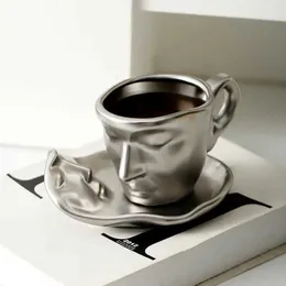 マグカップクリエイティブメタルフェイスセラミックコーヒーカップセットキスイタリアスタイルのコーヒーカップチカラスパラコーヒーコナントラクスJ240428
