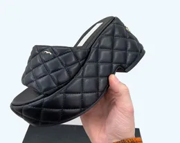 22SS Womens Sandals Sheepskin 플랫폼 웨지 슬리퍼 디자이너 Matelasse Quilted Texture Mules 슬라이더 플립 플롭 로퍼 원인 S8241740