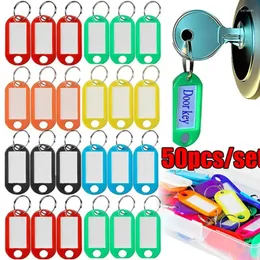 Nyckelringar 10/50st Multicolor Plastic Keychain Key FOBS Bagage ID Etikett Namnskort Taggar med delad ring för bagagekedjor Ringar