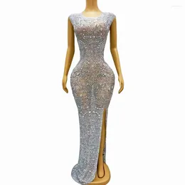 Abbigliamento da palcoscenico lussuoso strass d'argento strass lungo abito senza maniche compleanno festeggia un outfit serale per esibizione poshoot