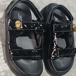 Kurt Geiger Sandals platforma Kapcieczki Kobiety zszywanie luksusowego tęczowego letnie płaskie plażowe sandały projektant slajdów płaskie buty orła głowa diamentowa pętla klamra 552