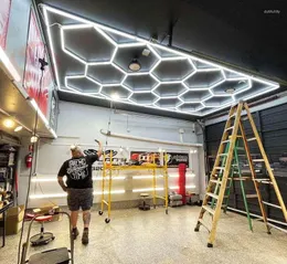 Tavan Işıkları Fabrika Altı Heksonal LED Işık Araba Bakımı Yıkama Odası Garaj Körfezi Aracı Çalışıyor