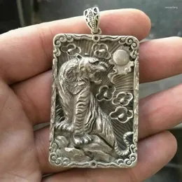 Dekoracyjne figurki stare chińskie Tybet Srebrny ręcznie robiony moc tygrysowy statua amulet Naszyjnik Wisior Prezent