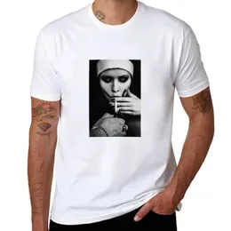 Svartvit nunna rökning cigarett thirt grafik t -shirt estetiska kläder korta ärm träningskjortor för män 240424