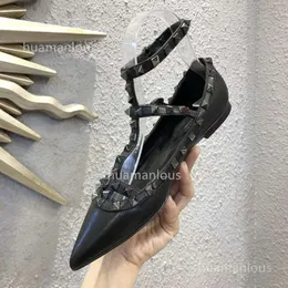 Bombas de anel Designer Valentyno SOMENTO HIGHOR 2024 Sapatos em forma de T em forma de T Sapatos vlogoo VLOGO V RIBETIL